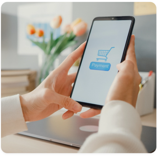 mloda-dama-korzysta-z-telefonu-komorkowego-aby-zamowic-produkt-online-na-zakupy-i-placic-rachunki-za-pomoca-aplikacji-bankowej-z-udana-transakcja-zost